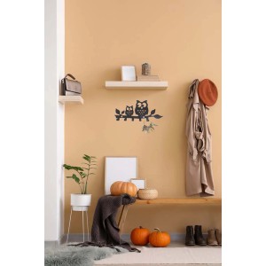 Bacheca decorativa a forma di gufi come decorazione murale nel corridoio.