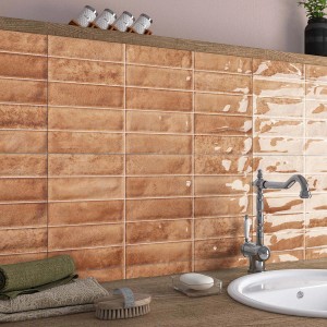 Piastrelle da parete t.b.t. in beige-marrone in bagno con lavandino e rubinetto.