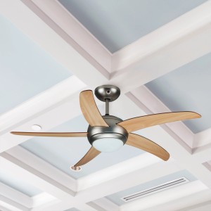 Ventilatore da soffitto con cinque pale in legno e luce integrata.