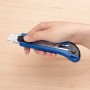 Mano che tiene un cutter LUX Classic 100 mm blu. Coltello con corpo in metallo e blocco lama.