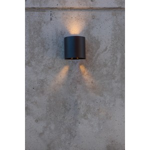 Moderna lampada da parete per esterni a LED Gemini di Lutec, nero opaco, con fascio di luce verso l'alto e verso il basso.