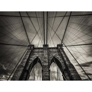 Quadri in bianco e nero con il Ponte di Brooklyn, vista dal basso degli archi e dei cavi.