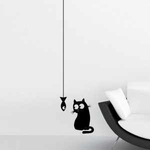 Adesivo da parete: Gatto nero che fissa un pesce appeso a un filo. Decorativo.