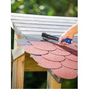 Graffetta a filo sottile LUX Comfort in uso: mano che pinza feltro per tetti con pinzatrice blu.