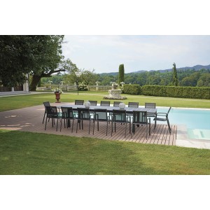 Grande tavolo da giardino con sedie su terrazza. Ideale per riunioni all'aperto.