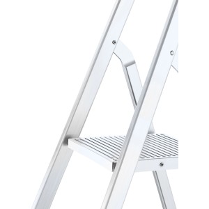 Dettaglio di una scala/sgabello t.b.t. argentata. Categoria: Scale e sgabelli.