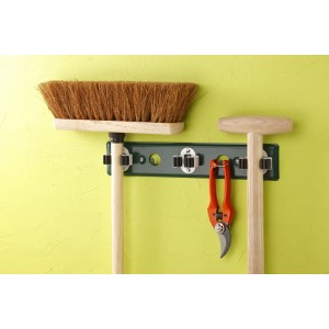 Supporto a muro con scopa, cesoie da giardino e martello. Ganci a muro per riporre gli attrezzi.