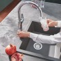Grohe Blue Pure BauCurve: Donna riempie bicchiere d'acqua da miscelatore monocomando cromato.