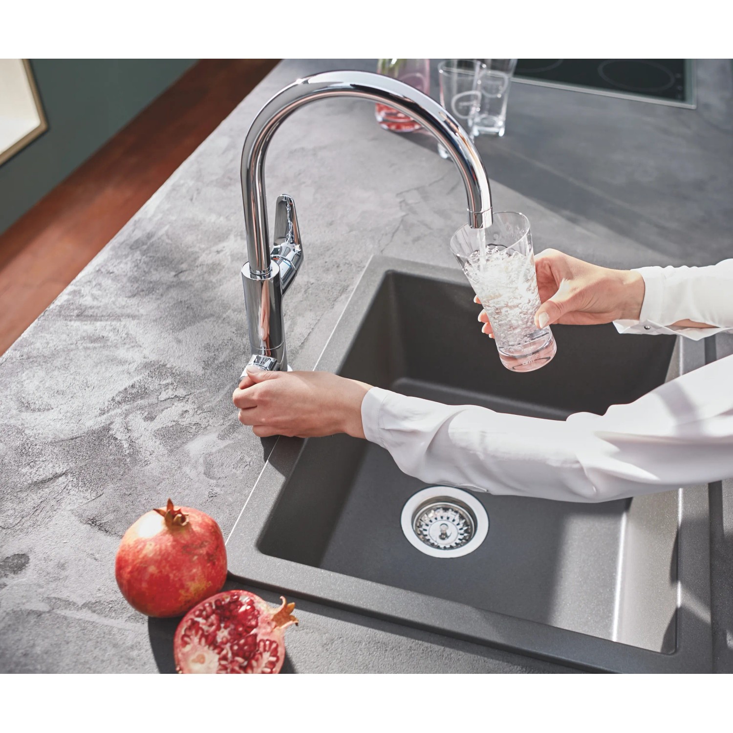 Grohe Blue Pure BauCurve: Donna riempie bicchiere d'acqua da miscelatore monocomando cromato.