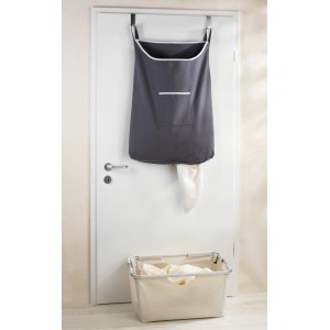 Wenko Cesto portabiancheria da porta Canguro Grigio (65 l) su porta, cesto portabiancheria in primo piano.