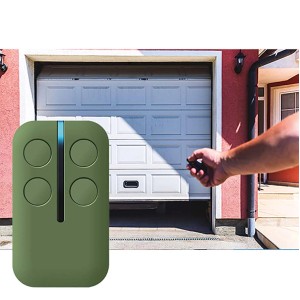 Telecomando verde t.b.t. per automazione porte garage con quattro pulsanti.