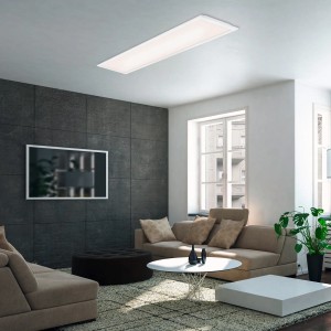 Pannello LED rettangolare t.b.t. sul soffitto di un soggiorno.