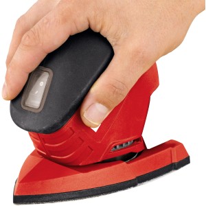 Levigatrice multifunzione Einhell TH-OS 1016 rossa con mano sull'alloggiamento nero.