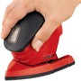 Levigatrice multifunzione Einhell TH-OS 1016 rossa con mano sull'alloggiamento nero.