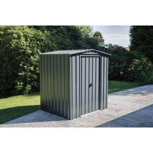 Casetta da giardino in metallo grigio t.b.t. con porta davanti a siepe verde.