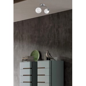 Applique moderna con due paralumi rotondi bianchi.