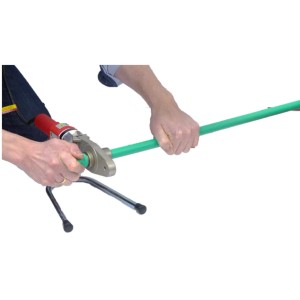 Saldatrice a manicotto Rothenberger in uso: saldatura di un tubo di plastica.