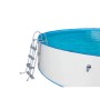 Piscina fuori terra con scaletta. La scaletta facilita l'ingresso in piscina.