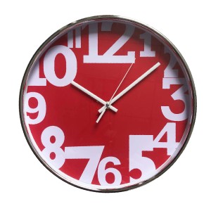 Orologio da parete rosso con numeri bianchi e cornice argentata. Decorativo e funzionale.