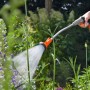 Gardena lancia per irrigazione 60 cm in uso: irrigazione di piante da giardino con getto a doccia.