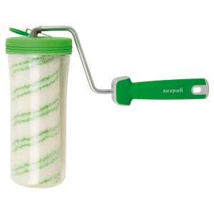 Rulli: Rullo per pittura con manico verde e rullo di vernice nel contenitore.
