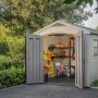 Casetta da giardino in plastica Keter 6,32 m² aperta, color grigio-beige, con scaffali e attrezzi da giardino.
