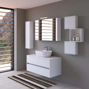Set bagno moderno con lavabo d'appoggio, specchiera e mobili bianchi.