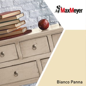 Dettaglio di una credenza con finitura verniciata Bianco Panna. Libri e sfera decorativa sopra.