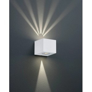Moderna lampada da parete per esterni Trio LED Cordoba bianca con effetto luce su parete grigia.