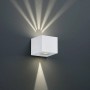 Moderna lampada da parete per esterni Trio LED Cordoba bianca con effetto luce su parete grigia.