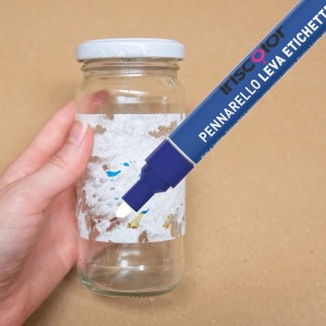 Bottiglia dipinta con pennarello blu.