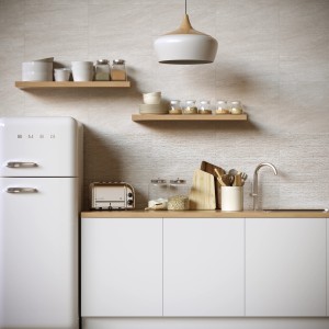 Cucina luminosa con piastrelle da rivestimento t.b.t., mensole e mobili bianchi.