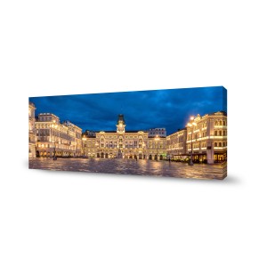 Quadri: Vista panoramica di Piazza dell'Unità d'Italia illuminata di notte.