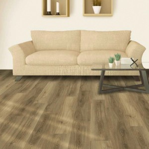 Pavimento Click-Vinyl Eiche City installato in soggiorno con divano e tavolo.