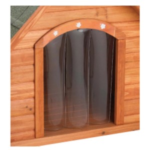 Dettaglio di cuccia per cani con porta a strisce di plastica.