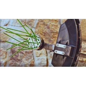 Accessorio per decespugliatore/tagliabordi con fili verdi per tagliare l'erba.