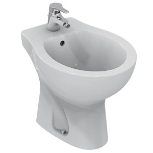 Bidet t.b.t. bianco con rubinetto, vista frontale.