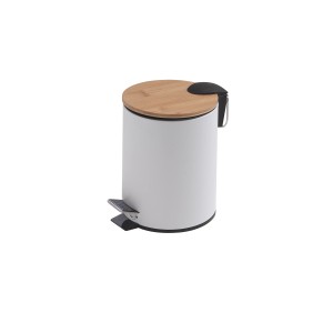 Cestino a pedale bianco con coperchio in bambù per il bagno.
