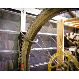 Portabici in casetta da giardino: Pneumatico con staffa a parete.