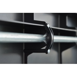 Dettaglio di uno scaffale nero con una barra argentata e una staffa nera.