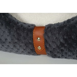 Cuccia per gatti grigia con cinturino in pelle marrone e rivetti dorati.