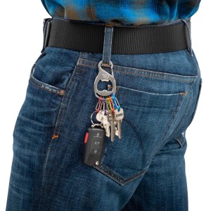 Portachiavi con anello e apribottiglie sulla cintura dei jeans.