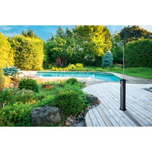 Doccia solare da esterno nera (H 213 cm, 18 l) accanto alla piscina su ponte di legno in giardino.