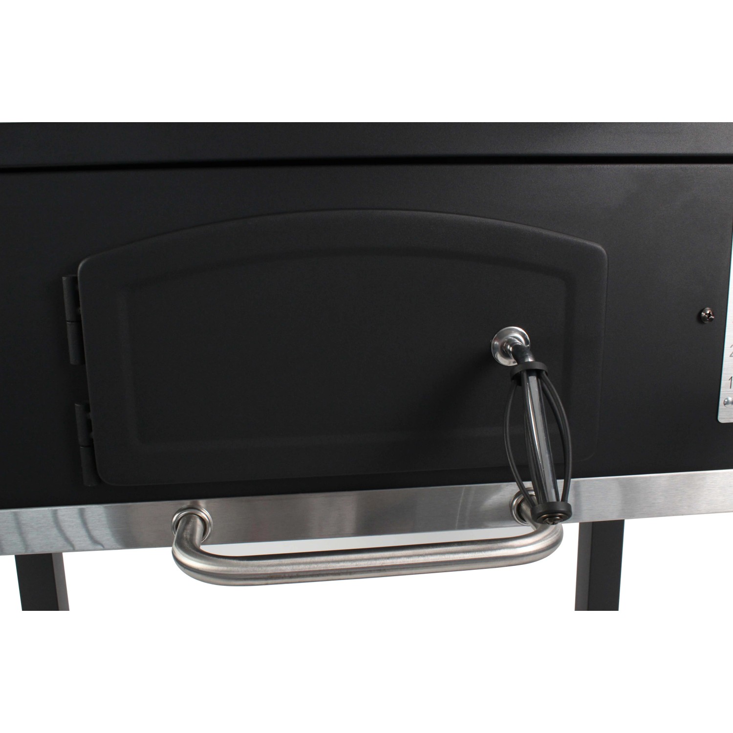 Dettaglio: Barbecue a carbone nero Jaxon XL con sportello e maniglia. Ideale per grigliare e affumicare.