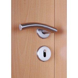 Protezione anti-blocco KeyFix argento su porta in legno, dettaglio di maniglia e serratura.