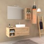 Set bagno moderno con mobile lavabo, specchio e scaffali in legno.