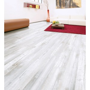 Pavimento in laminato chiaro Pinie Grizzly Pine 8 mm posato in un soggiorno.