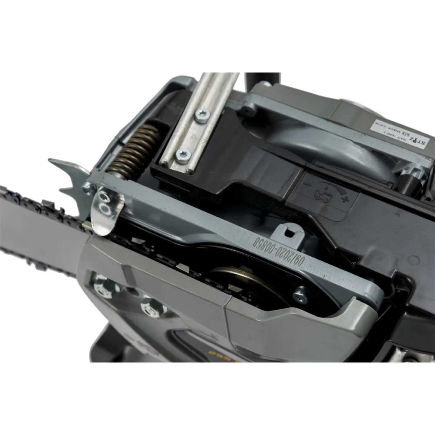 Dettaglio di una motosega t.b.t., con focus su barra e catena.