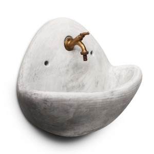 Fontana da giardino a parete con lavabo grigio e rubinetto in ottone per esterni.
