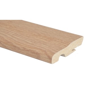 Battiscopa in legno chiaro con bordo arrotondato e scanalatura per una facile installazione.